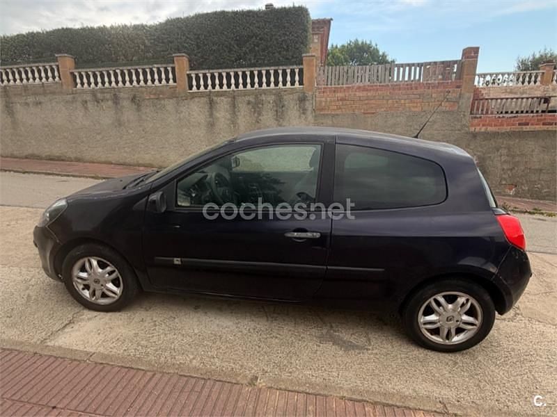 Usado Renault Clio II Privilege 105 CV (77 kW) 2007 Azul Berlina