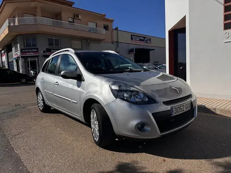 Usado Renault Clio GrandTour Exception 110 CV (80 kW) 2009 Gris / plata Familiar