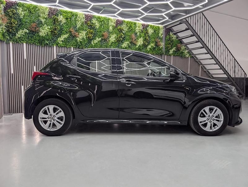 Usado Toyota Yaris Hybrid Business Edition 116 CV (85 kW) 2022 Negro Berlina