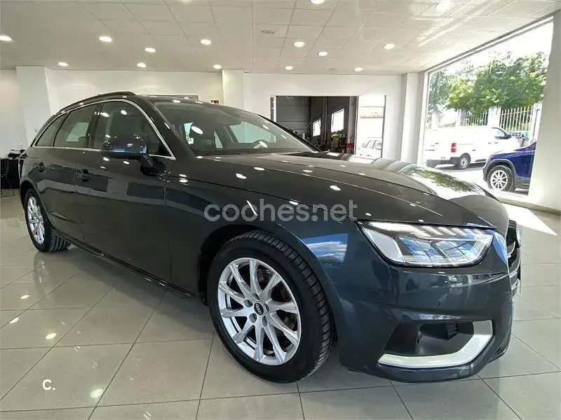 Usado Audi A4 Advanced Plus 136 CV (100 kW) 2021 Gris / plata Familiar
