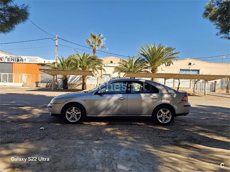 Usado Ford Mondeo Sport 155 CV (114 kW) 2005 Gris / plata Berlina