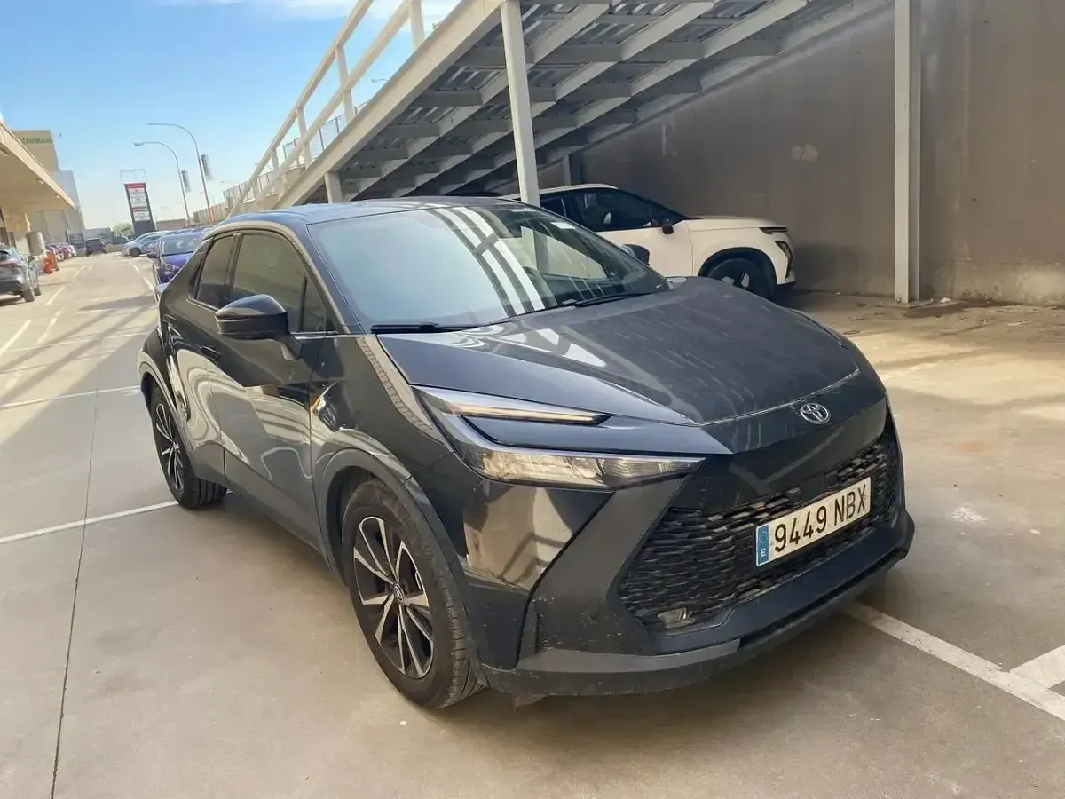 Begagnad Toyota C-HR Advance 140 HK (102 kW) 2025 Svart SUV