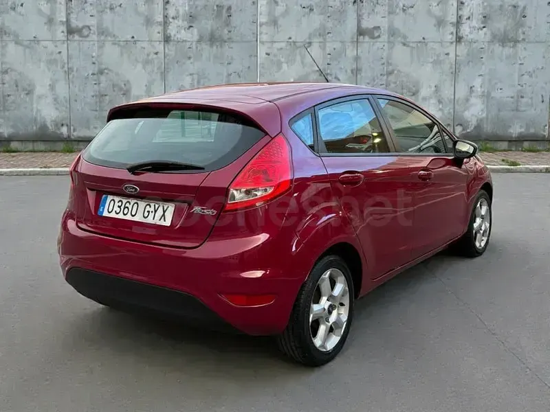 Usado Ford Fiesta Trend 82 CV (60 kW) 2010 Granate Berlina