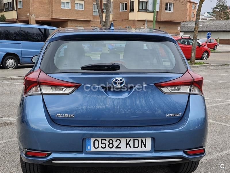 Usado Toyota Auris Hybrid Active 136 CV (100 kW) 2017 Azul Familiar