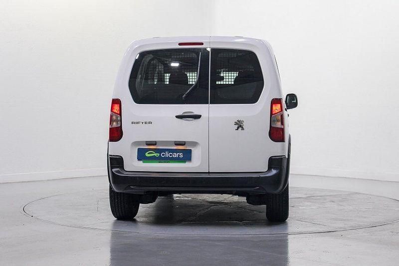 Usado Peugeot Rifter Active 130 CV (95 kW) 2021 Blanco Monovolumen