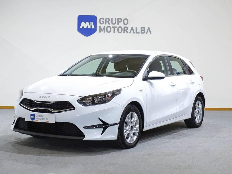 Blanco Usado 2023 Kia Ceed Berlina | 22.490 € (Un poco caro) - Imagen 1/4