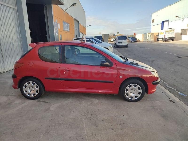 Usado Peugeot 206 75 CV (55 kW) 2005 Rojo Berlina