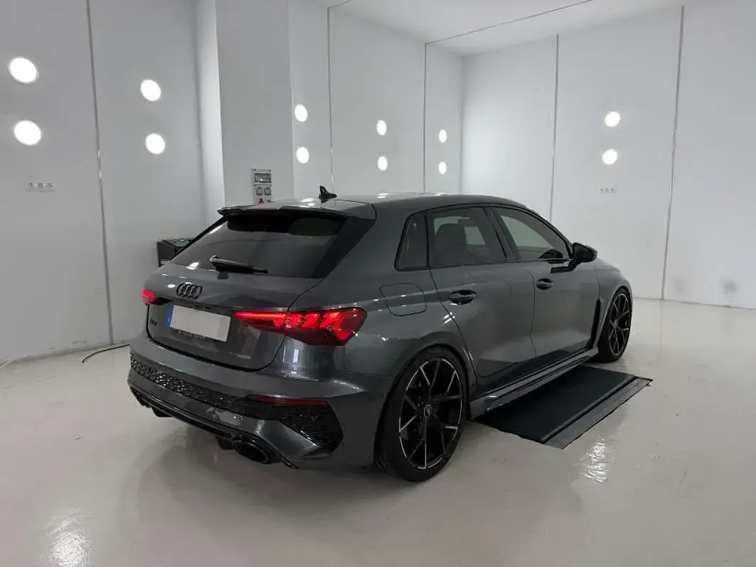 Usado Audi RS3 Sportback 400 CV (294 kW) 2022 Gris Utilitario