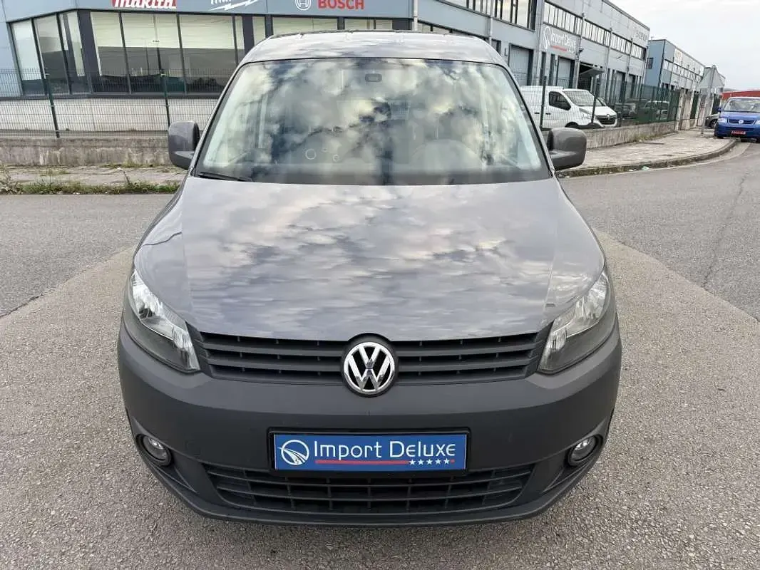 Usado VW Caddy Trendline 105 CV (77 kW) 2011 Gris Monovolumen