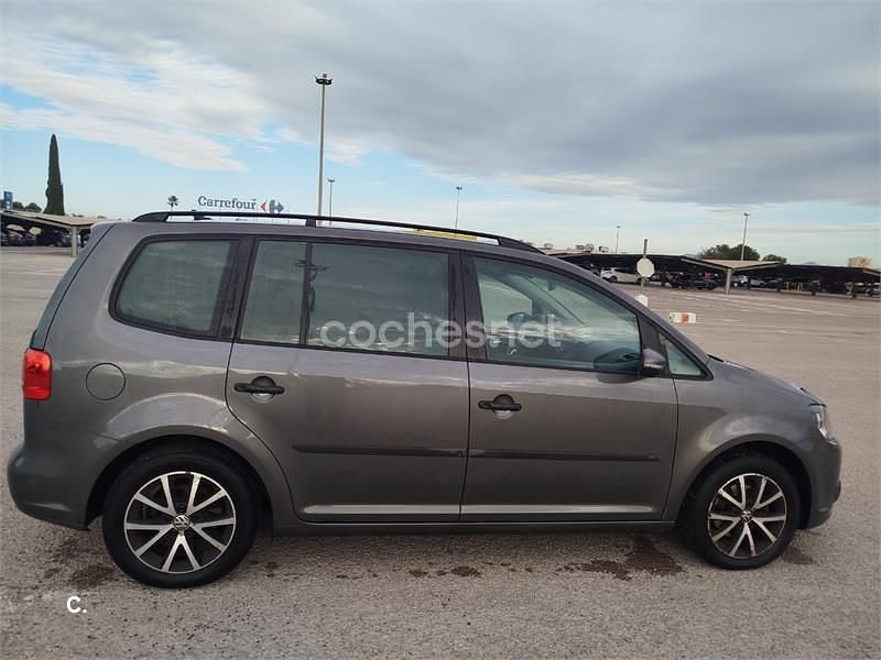 Usado VW Touran Advance 105 CV (77 kW) 2012 Gris / plata Monovolumen