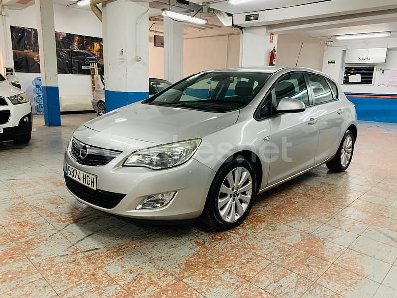 Gris / plata Usado 2011 Opel Astra Enjoy Berlina | 4490 € (Precio justo) - Imagen 1/4