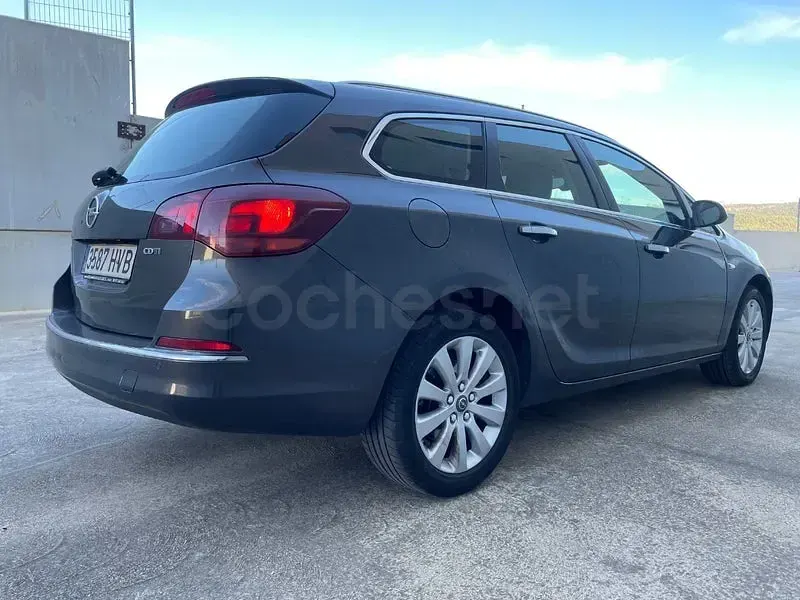 Usado Opel Astra Excellence 110 CV (80 kW) 2014 Gris / plata Familiar