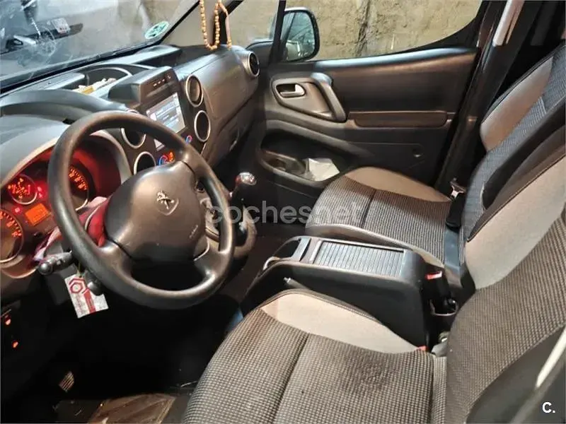 Usado Peugeot Partner Tepee Outdoor 110 CV (80 kW) 2018 Gris / plata Monovolumen