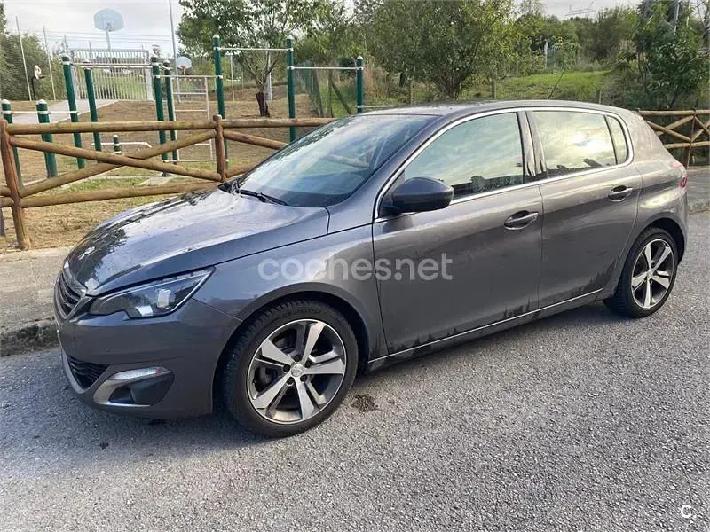 Usado Peugeot 308 Allure 120 CV (88 kW) 2016 Gris / plata Berlina