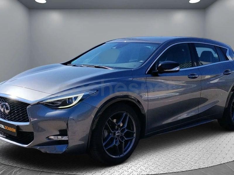 Usado Infiniti Q30 Sport Tech 211 CV (155 kW) 2017 Gris / plata Berlina