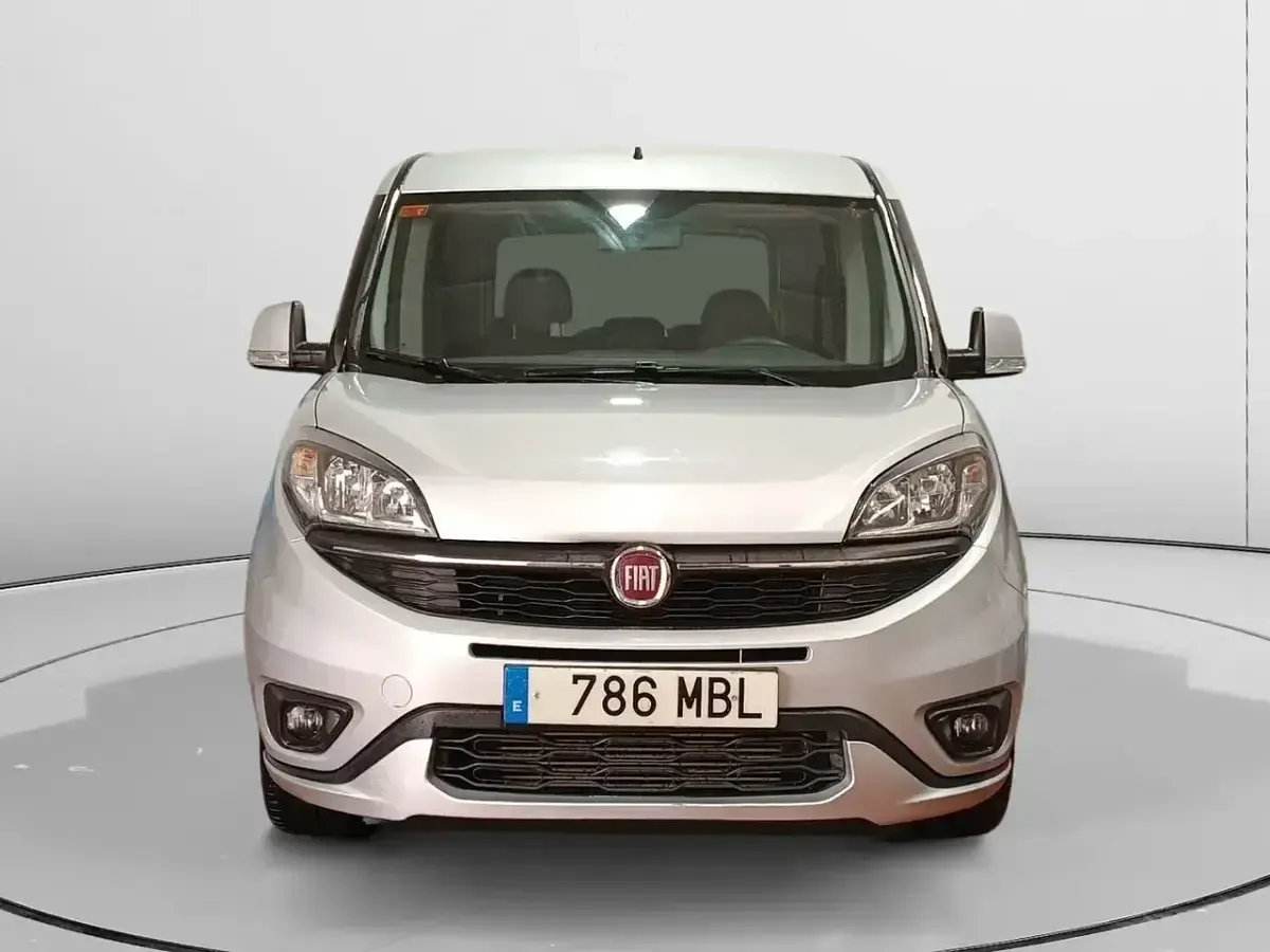 Usado Fiat Doblò Trekking 120 CV (88 kW) 2022 Gris Monovolumen