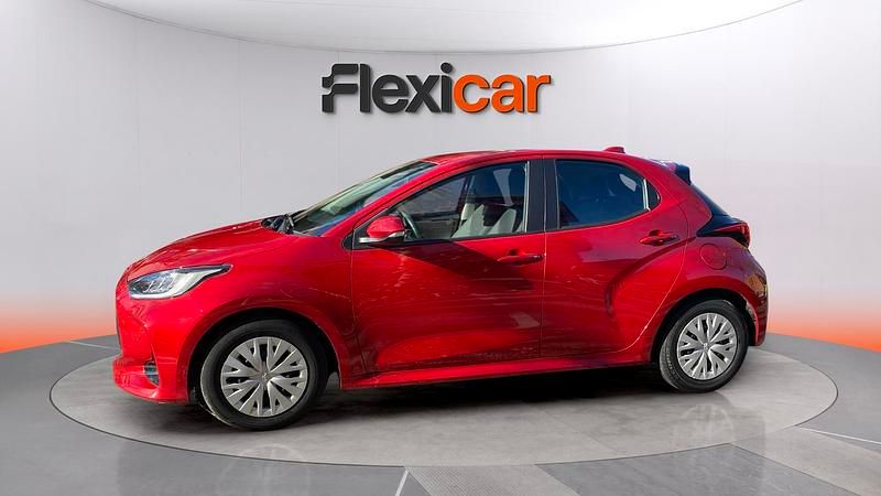 Usado Toyota Yaris Hybrid Active 116 CV (85 kW) 2023 Rojo Utilitario