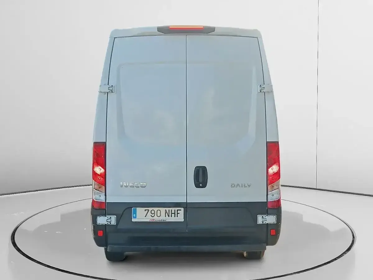 Usado Iveco Daily 137 CV (100 kW) 2022 Blanco Berlina