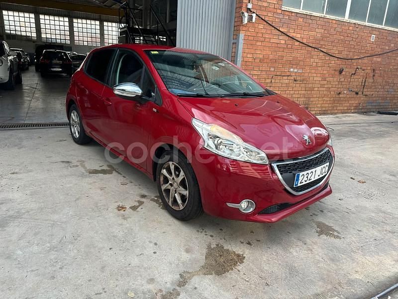 Rojo Usado 2015 Peugeot 208 Active Utilitario | 5990 € (Buen precio) - Imagen 1/4