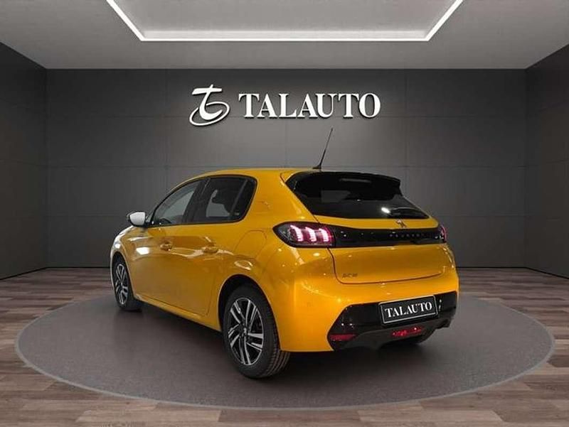 Usado Peugeot 208 Allure 99 CV (72 kW) 2021 Amarillo Utilitario