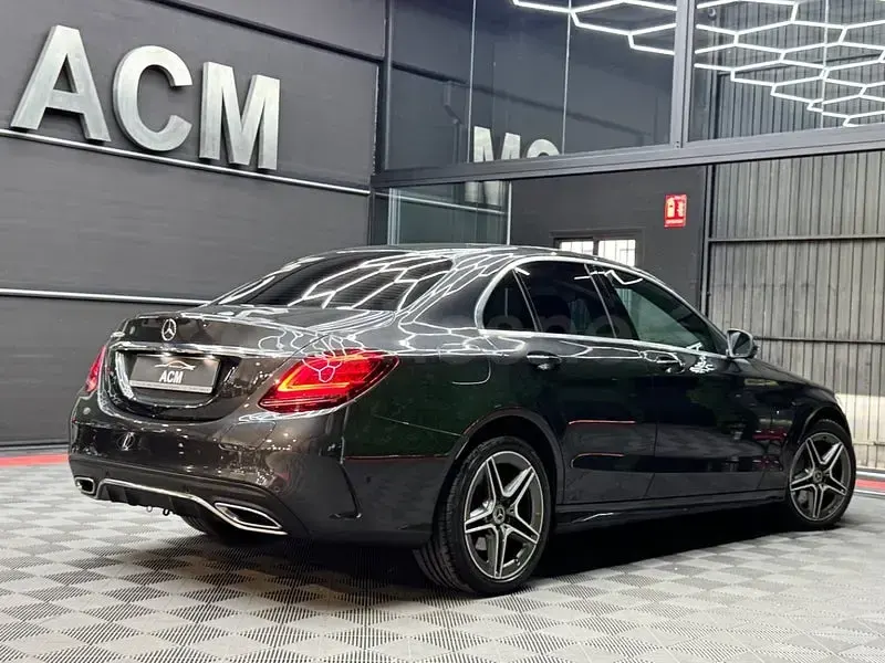Usado Mercedes C300e 306 CV (225 kW) 2020 Gris / plata Berlina
