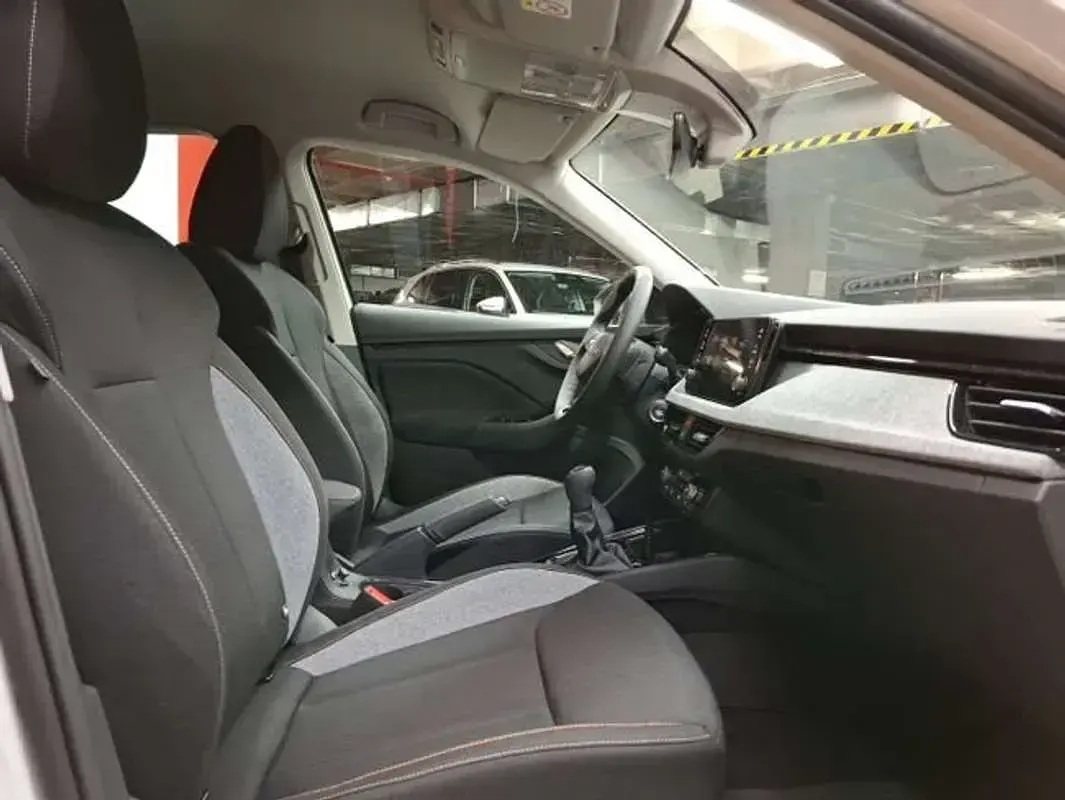 Usado Skoda Kamiq Selection 95 CV (69 kW) 2025 Blanco SUV