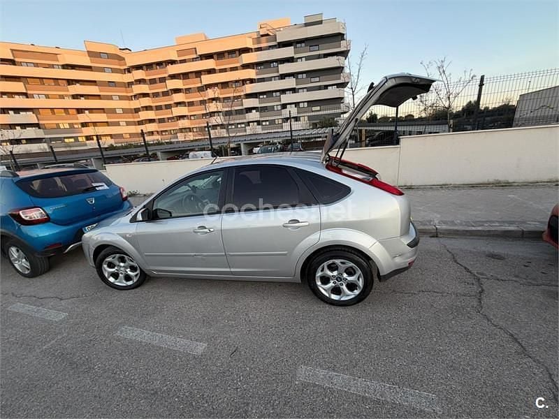 Usado Ford Focus Titanium 115 CV (84 kW) 2008 Gris / plata Berlina