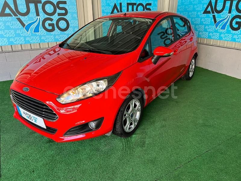 Usado Ford Fiesta Trend 100 CV (73 kW) 2014 Rojo Utilitario
