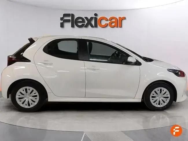 Usado Toyota Yaris Hybrid Active 116 CV (85 kW) 2022 Blanco
