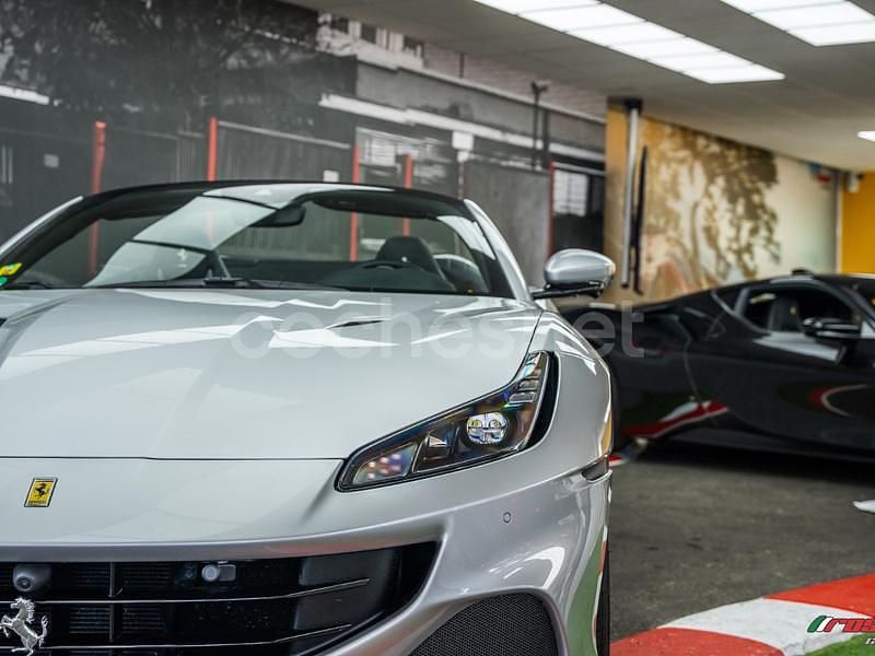 Usado Ferrari Portofino 600 CV (441 kW) 2023 Gris / plata Descapotable