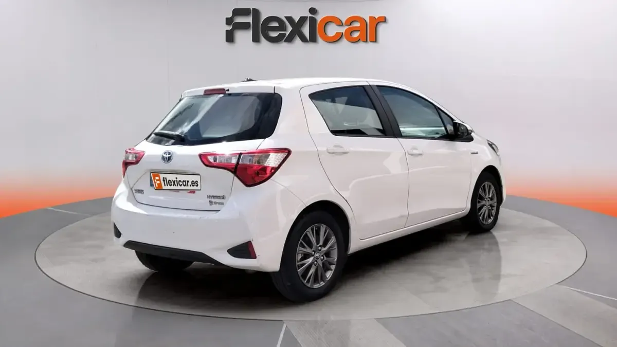 Usado Toyota Yaris Active 100 CV (73 kW) 2020 Blanco