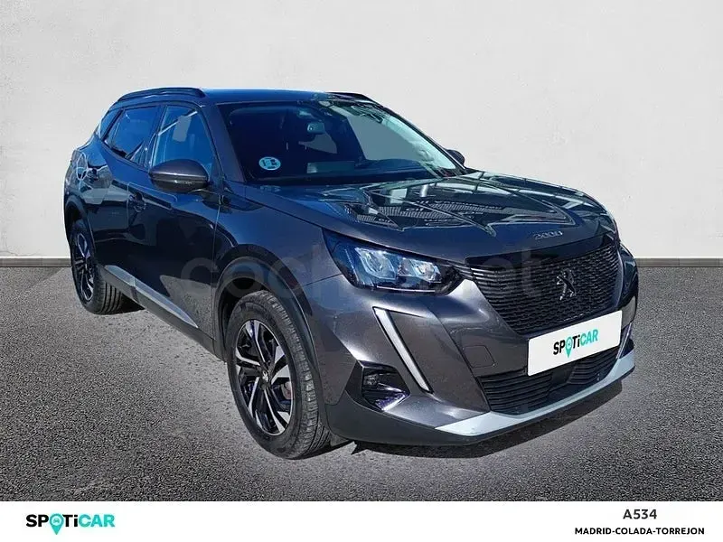 Usado Peugeot 2008 Allure 110 CV (80 kW) 2021 Gris / plata SUV
