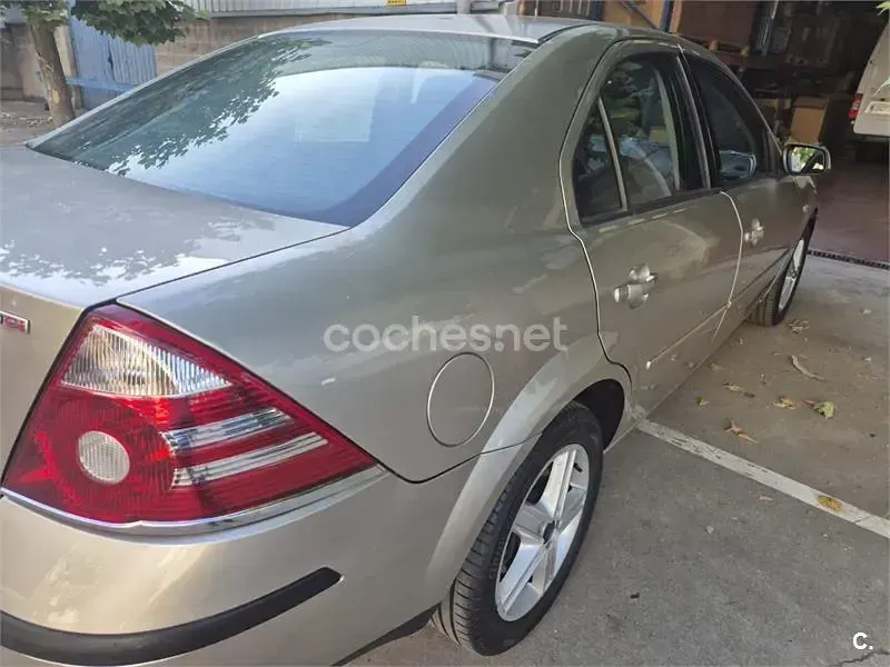 Usado Ford Mondeo Trend 155 CV (114 kW) 2005 Beige Berlina