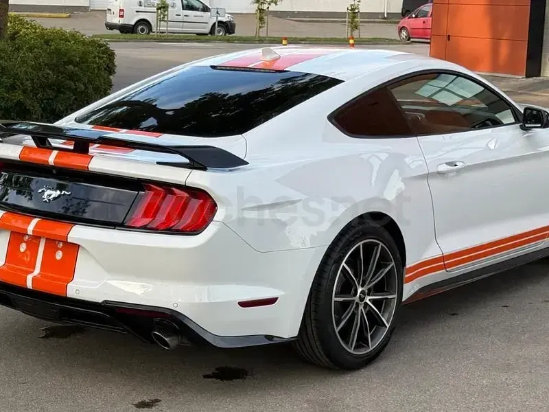 Usado Ford Mustang Fastback 291 CV (214 kW) 2020 Blanco Coupe