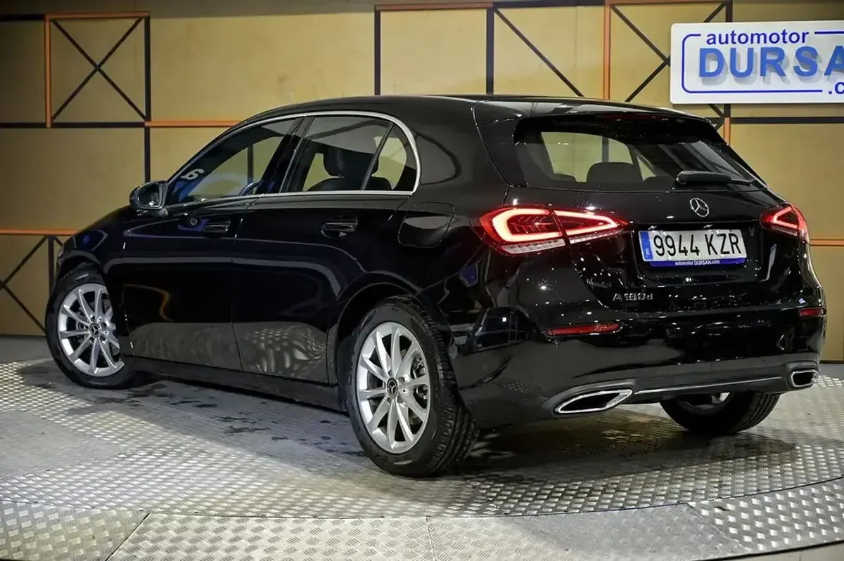 Usado Mercedes A180 116 CV (85 kW) 2019 Negro Berlina
