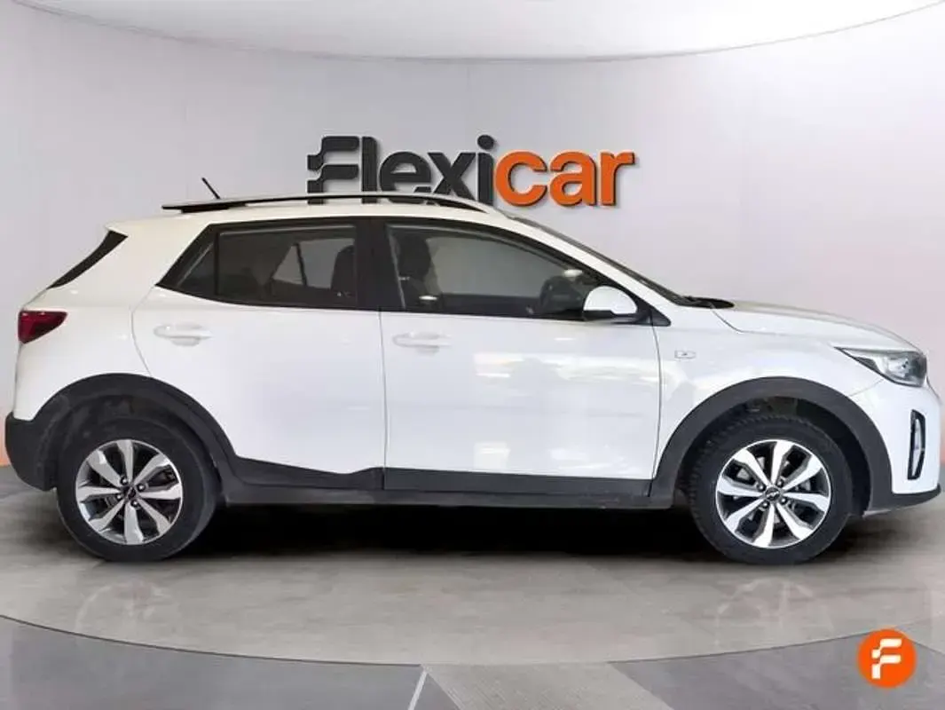 Usado Kia Stonic 84 CV (61 kW) 2023 Blanco SUV