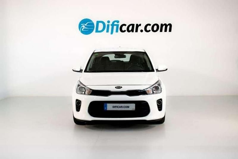 Usado Kia Rio 121 CV (88 kW) 2019 Blanco Berlina