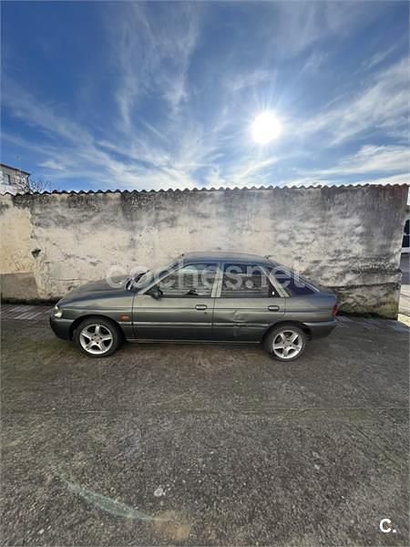 Usado Ford Escort Ghia 105 CV (77 kW) 1995 Gris / plata Berlina
