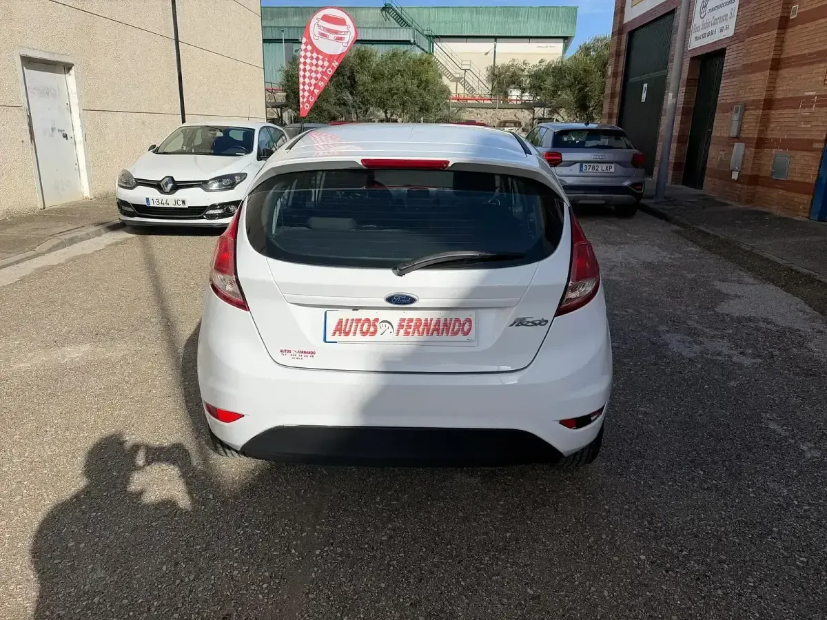 Usado Ford Fiesta Trend 82 CV (60 kW) 2015 Blanco Utilitario