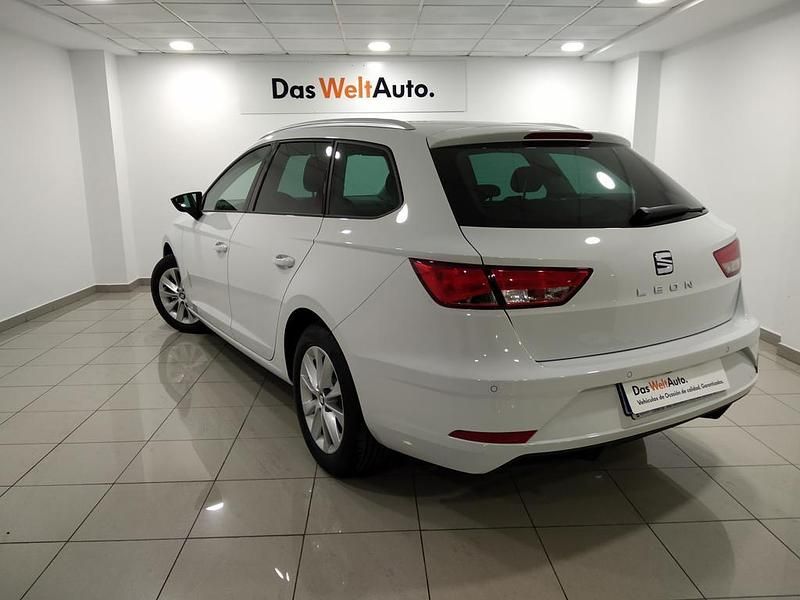 Usado Seat Leon Style Plus 110 CV (80 kW) 2017 Blanco Familiar