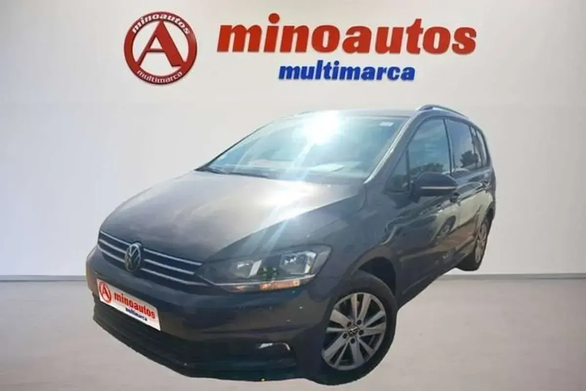 Usado VW Touran Life 150 CV (110 kW) 2023 Gris Monovolumen