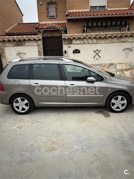 Usado Peugeot 307 110 CV (80 kW) 2004 Gris / plata Familiar