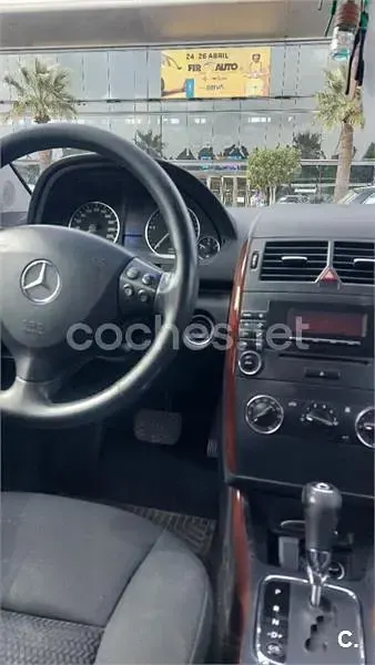 Usado Mercedes A180 Urban 109 CV (80 kW) 2012 Gris / plata Utilitario