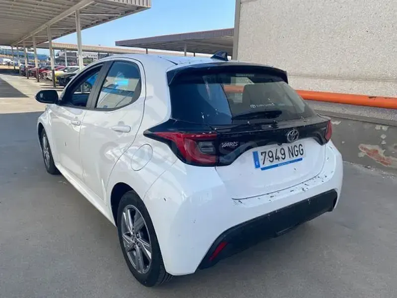 Usado Toyota Yaris Hybrid Active 116 CV (85 kW) 2025 Blanco Berlina