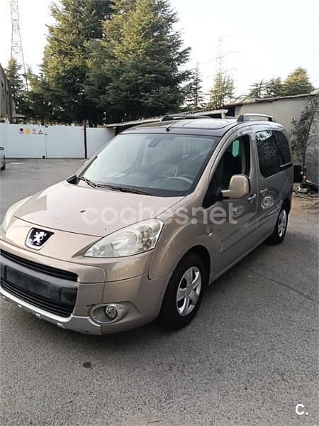 Usado Peugeot Partner Tepee Outdoor 112 CV (82 kW) 2011 Beige Monovolumen