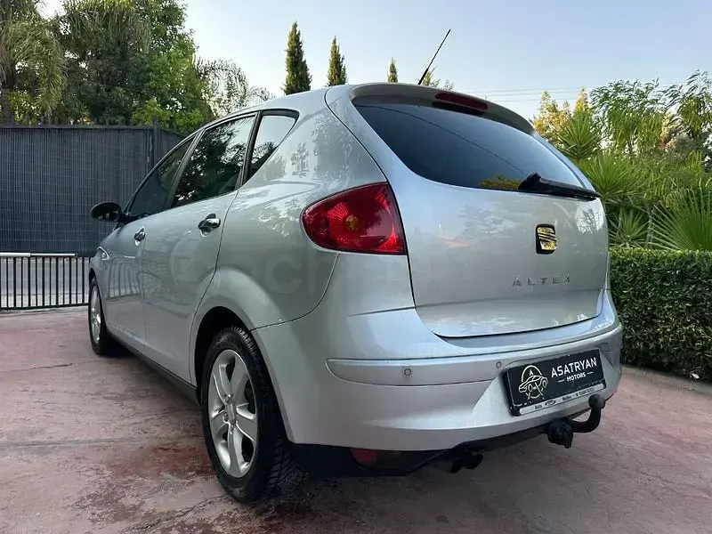 Usado Seat Altea Style 105 CV (77 kW) 2010 Gris / plata Monovolumen