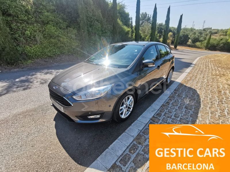 Gris / plata Usado 2018 Ford Focus Trend Berlina | 9990 € (Super precio) - Imagen 1/4
