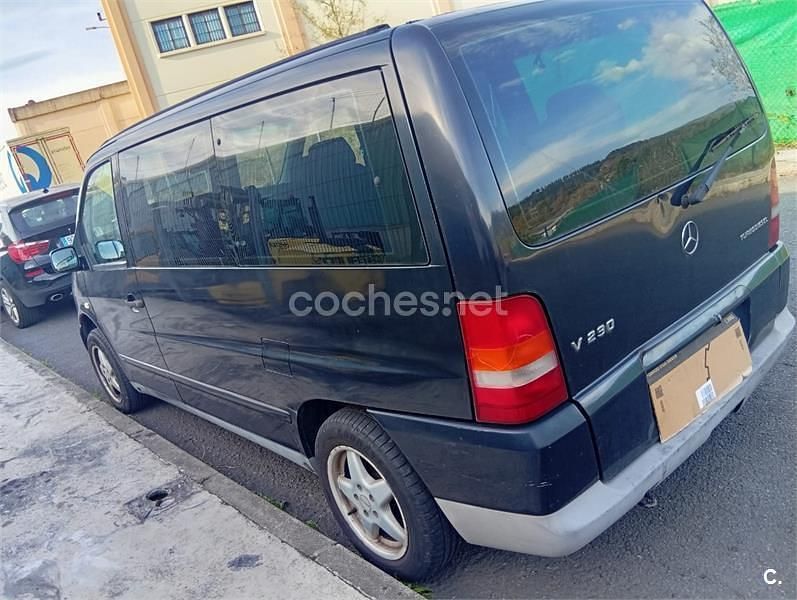 Usado Mercedes V230 98 CV (72 kW) 1998 Negro Monovolumen