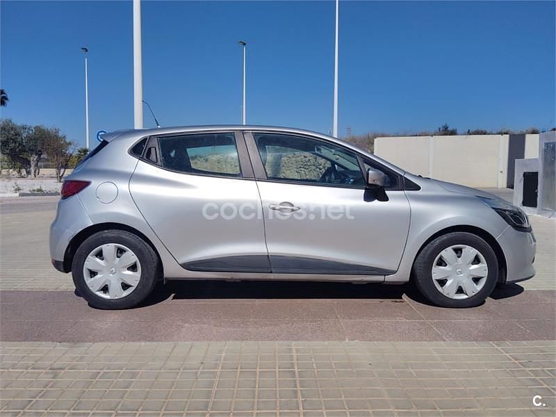 Usado Renault Clio IV Expression 90 CV (66 kW) 2014 Gris / plata Berlina