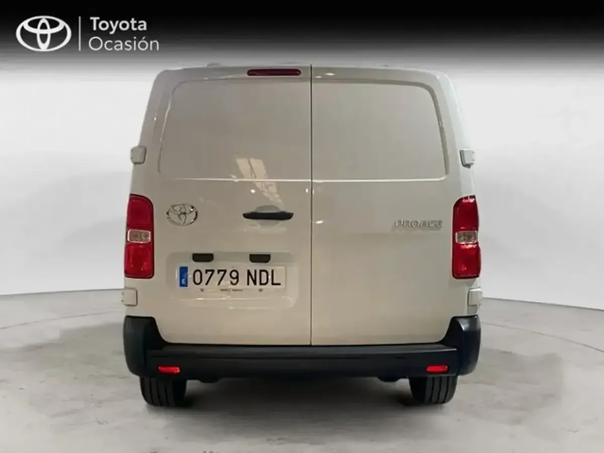 Usado Toyota Proace 120 CV (88 kW) 2025 Blanco Monovolumen